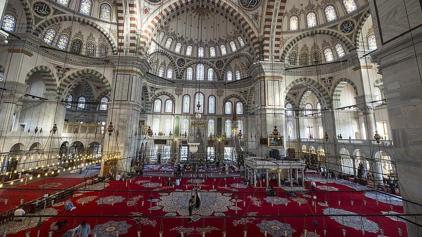 Fatih Camisi tarihi halılarına yeniden kavuşuyor