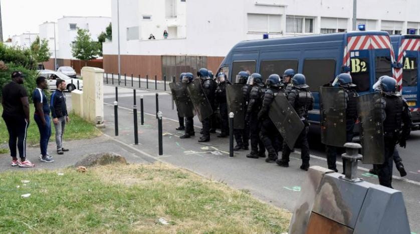 Fransa’da polis bir genci vurdu sokaklar karıştı