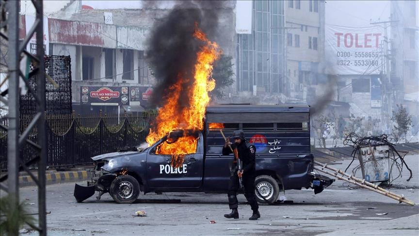 Pakistan’da seçim görevlilerini taşıyan askerlere saldırı
