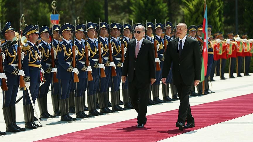 Cumhurbaşkanı Erdoğan, Azerbaycan’da resmi törenle karşılandı