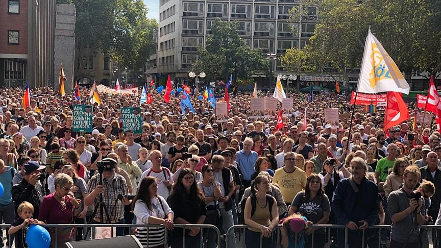 Almanya’da binlerce kişi ırkçılığa karşı yürüdü