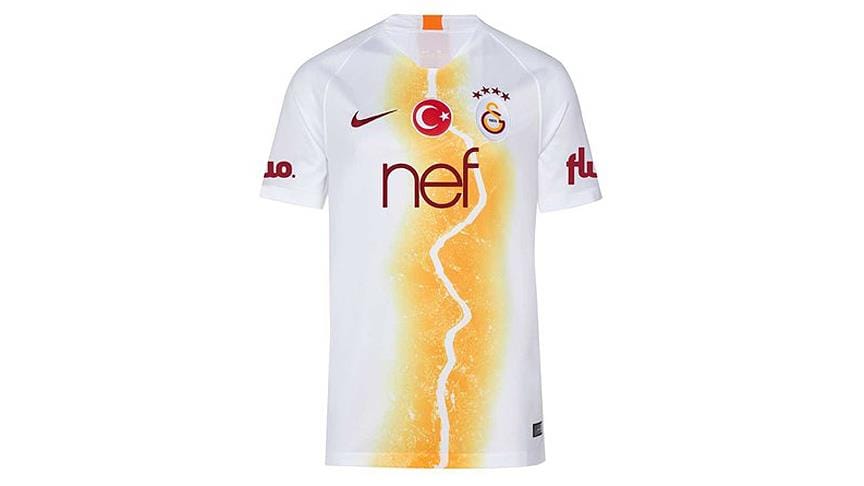 Galatasaray’ın yeni forması satışa sunuldu