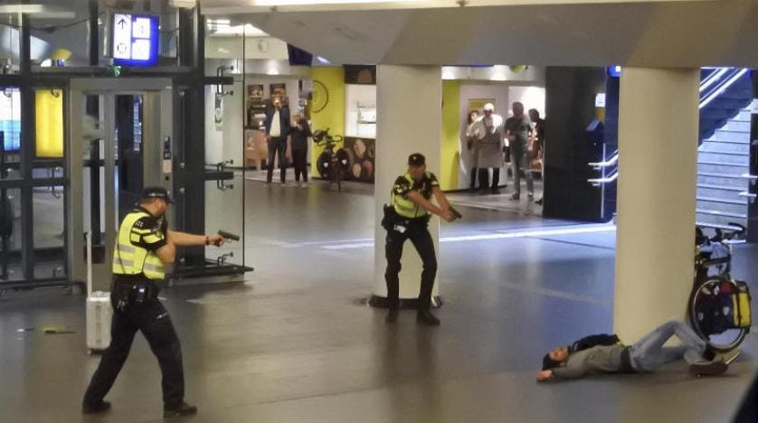 19 yaşındaki Afgan, Amsterdam’da bıçaklı saldırıda bulundu