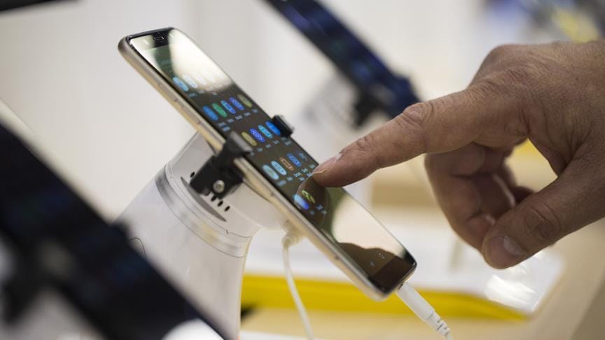 Fransa’da bilgisayar ve cep telefonlarına yıllık vergi geliyor
