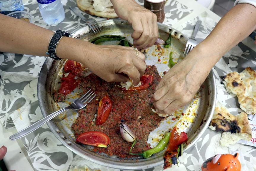 Zırh ve odun ateşinden çıkan lezzet: Tepsi kebabı