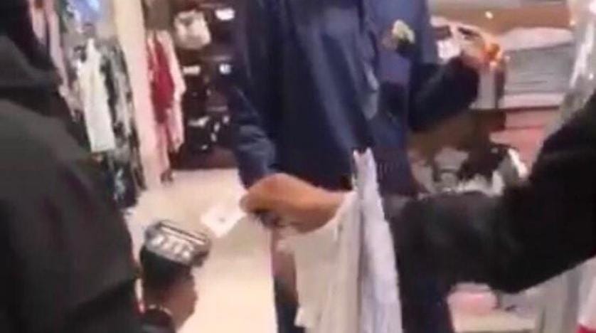 Suudi Arabistan’da bir AVM’de kadınları taciz eden zanlıyı bekleyen cezalar