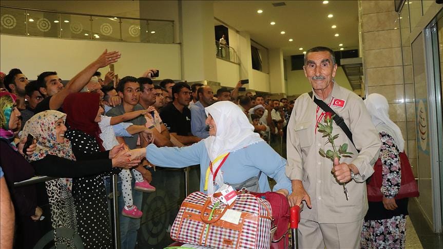 Diyarbakır’da ilk hac kafilesi güllerle karşılandı