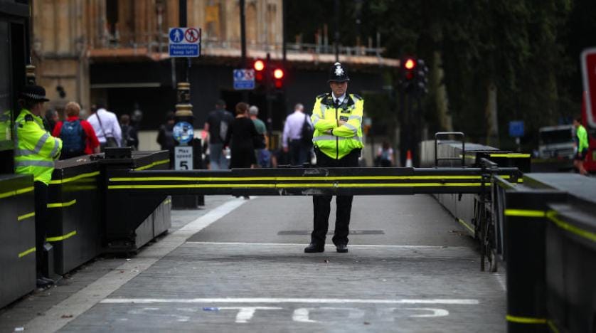 Londra’da araç cami çıkışı yayaların arasına daldı!