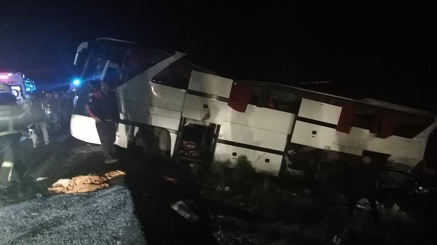 Polis refakatindeki düzensiz göçmenleri taşıyan otobüs devrildi: 41 yaralı