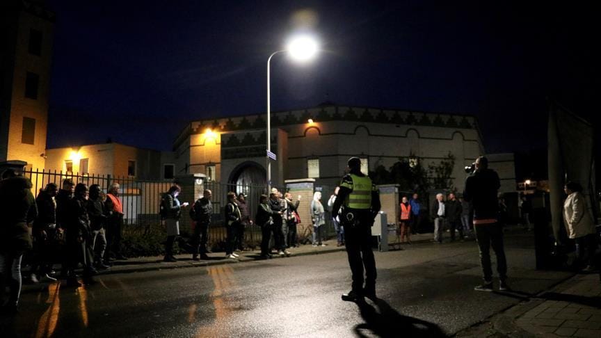 Hollanda’da cami önünde ‘İslam karşıtı’ gösteri
