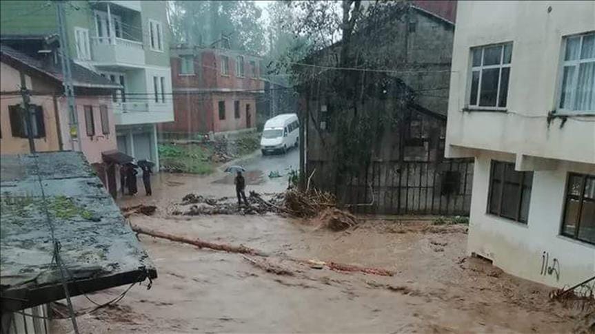 Trabzon’da şiddetli sağanak, Rize’de hortum