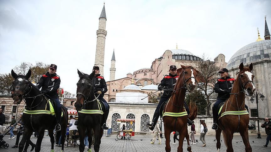 ‘Atlı Birlikler’ Sultanahmet’te devriyeye başladı