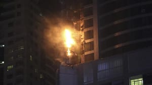 Dubai’de 86 Katlı Gökdelende Yangın