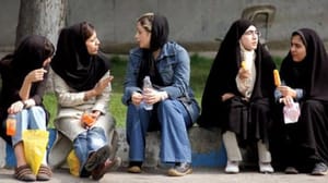 Başörtüsü zorunluluğuna karşı çıkan İranlı kadın tutuklandı