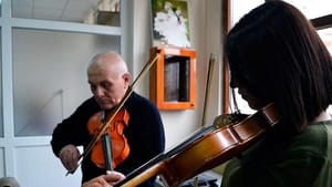 Lisede yarım kalan keman hayalini 80’inde gerçekleştiriyor