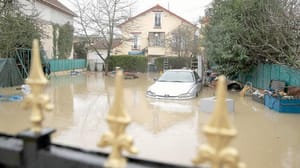 Paris’teki Seine Nehri yükselmeye devam ediyor