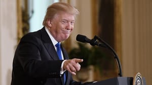 Müzeden Trump’a tablo yerine altın klozet teklifi