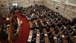 Yunanistan’da yeni kemer sıkma önlemleri meclisten geçti