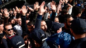 Cezayirli doktorlardan Uyahya karşıtı protesto