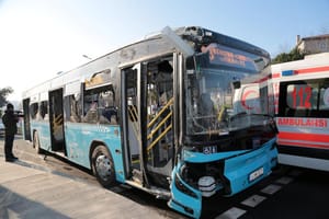 Otobüs durakta bekleyenlere çarptı: 3 ölü