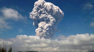 Sinabung Yanardağı yeniden faaliyete geçti