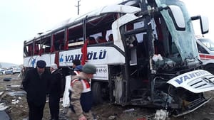 Van’da yolcu otobüsü devrildi: 2 ölü, 22 yaralı
