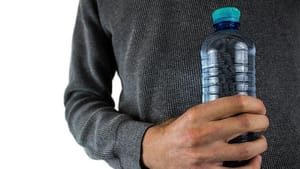 Şişelenmiş sularda plastik kalıntıları bulundu