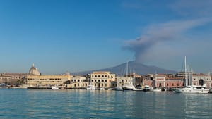Etna Yanardağı denize doğru kayıyor