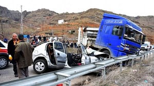 Gümüşhane’de tır ile otomobil çarpıştı: 3 ölü, 1 yaralı