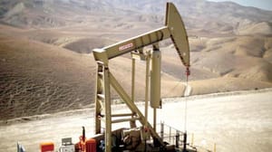 ABD’nin stoklarının düşmesiyle petrol fiyatları rekor seviyeye ulaştı