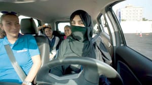 Suudi Arabistan’da kadınlara sürüş teknikleri eğitimi