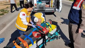 Sanatçı Esat Kabaklı Burdur’da trafik kazası geçirdi