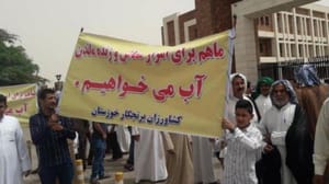 Ahvaz çiftçileri hükümet binasını bastı