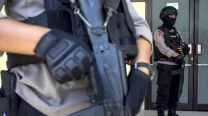 Endonezya’da polis merkezine bıçaklı saldırı