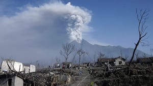 Endonezya’da Merapi Yanardağı alarmı