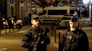 Paris’te bıçaklı saldırı: Ölü ve yaralılar var