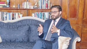 Taliban’a askeri baskı uygulamayı planlayan Kabil barış sürecini de teşvik ediyor