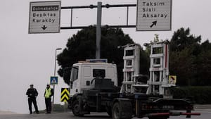 Taksim Meydanı’na çıkan yollar araç trafiğine kapatıldı