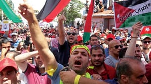 Sokak hareketliliği baskısı altında tırmanmayı seçti