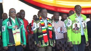 Zimbabve Devlet Başkanı mitingdeki patlamadan yara almadan kurtuldu