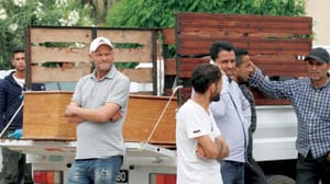 Tunuslu göstericiler boğulan göçmenler için karakol yaktı