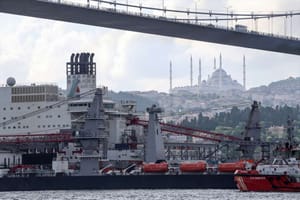 Dünyanın en büyük inşaat gemisi 3. kez İstanbul Boğazı’ndan geçti