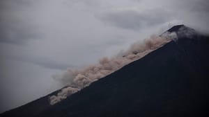 Fuego Yanardağı’nda sıcak kaya ve tortu akıntısı