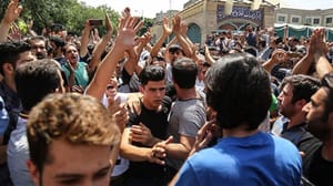 İran’da kötüye giden ekonomi Tahran’da protesto edildi