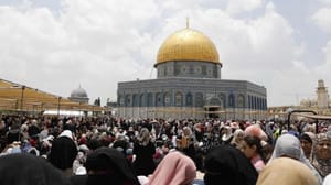 İsrail, Mescid-i Aksa’da namaz kılan Filistinlileri kuşattı