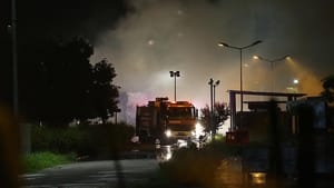 Kocaeli’de karton fabrikasına yıldırım düştü