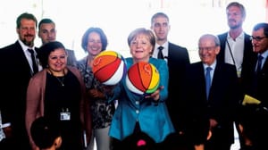 Özgür Yurtsever Hareketi, Batı ile ‘mülteci’ çatışmasına girdi