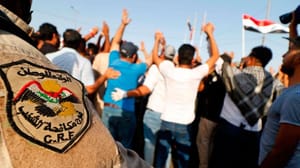 Irak’ta Basra İl Meclis binasına girmeye çalışan göstericilere polis engeli