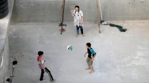 UNRWA çalışanları, kesintileri ve eğitim aksaklıklarını protesto ediyor