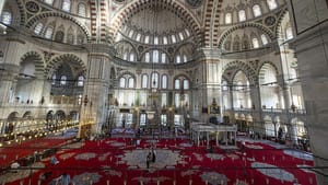 Fatih Camisi tarihi halılarına yeniden kavuşuyor